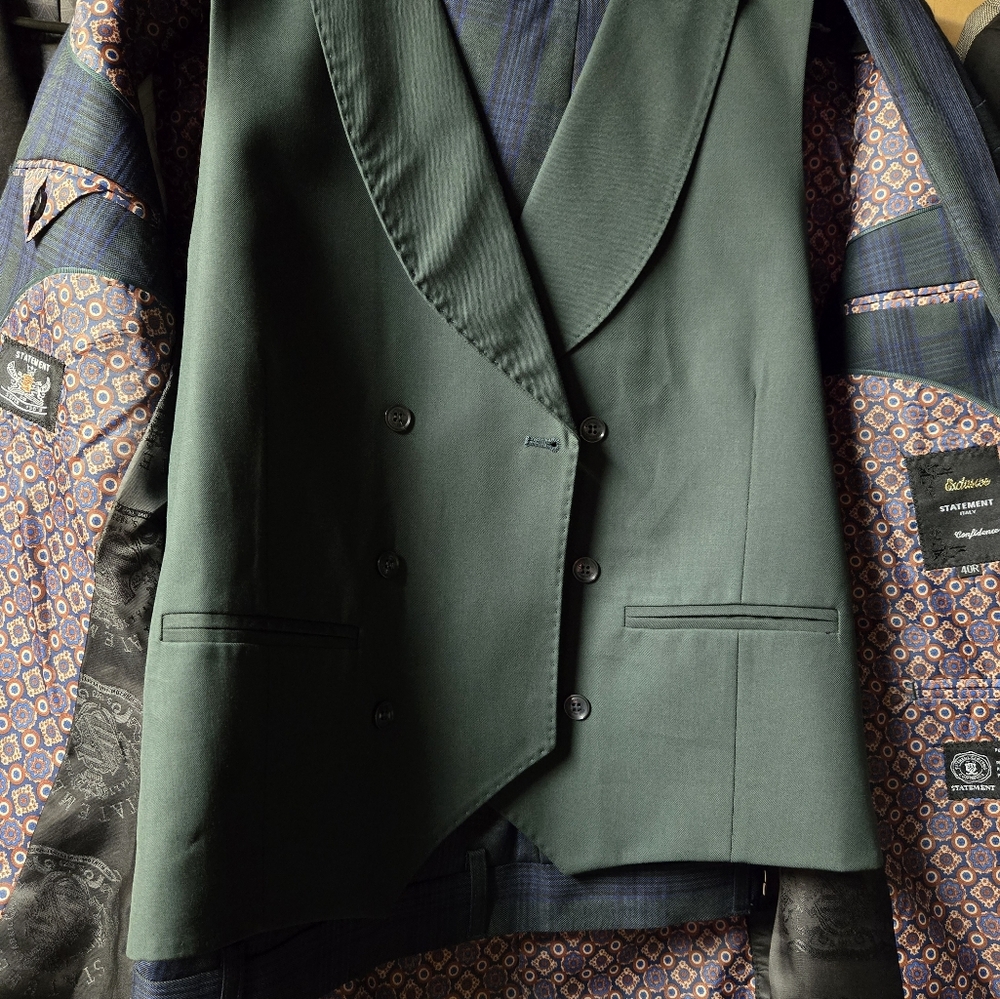 BRAND NEW SUIT. Never worn.  Statement Italy Confidence. Size 40R.